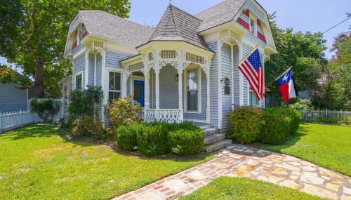 Granbury Home with Fire Pit, Walk to The Square! - Foto 1