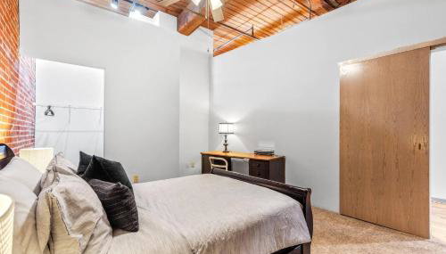 Celebrate the Season in a Trendy STL Loft 4D - Foto 5, Other