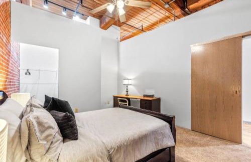 Celebrate the Season in a Trendy STL Loft 4D - Foto 5