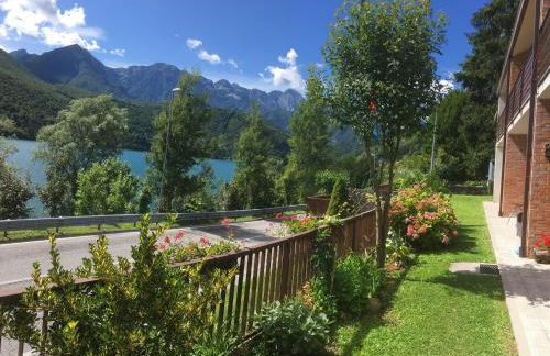 Casa a schiera fronte lago con giardino - Foto 2
