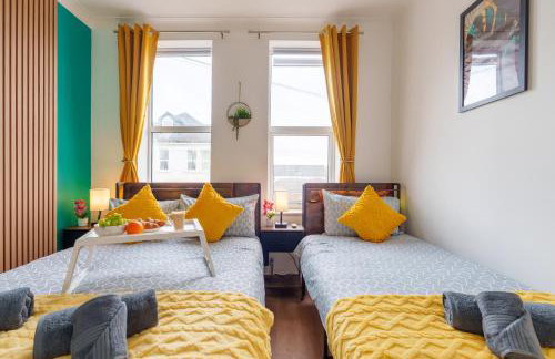 Stylish 3 Bedroom Sea View Apartment -Free Parking- Sleeps 9 - Photo 23