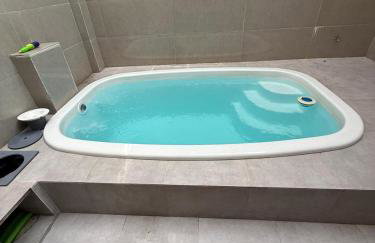 Casa para alugar no período da cop 30 , 3 minutos de onde serão realizados os eventos climáticos, casa ampla com garagem churrasqueira, piscina, terraço arejado, 3 quartos sendo 2 suítes climatizadas, sala com sofá cama e tv por assinatura - Foto 16