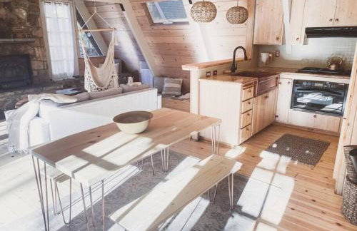 Clarity Cabin A-Frame Sanctuary w Hot Tub Fireplace Grill AC Hammock Chairs Fire Pit Pets OK - Foto 14