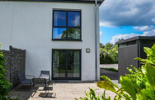 Glückshälfte - Moderne Haushälfte - XXL-Parkplatz, WLAN & Garten nahe Trier & Luxemburg - Foto 1