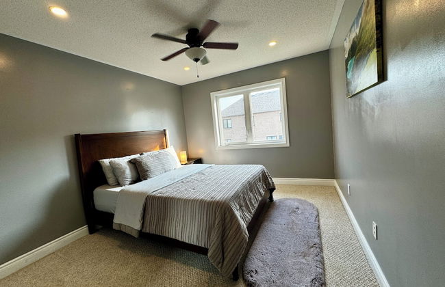 Spacious 4-Bedroom Retreat - Photo 7