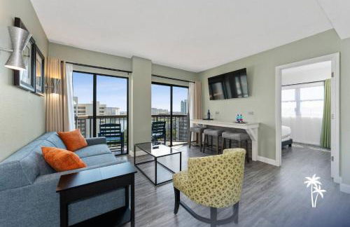 Lake View Top Floor 2 Bed 2 Bath Condo with Balcony - Foto 1