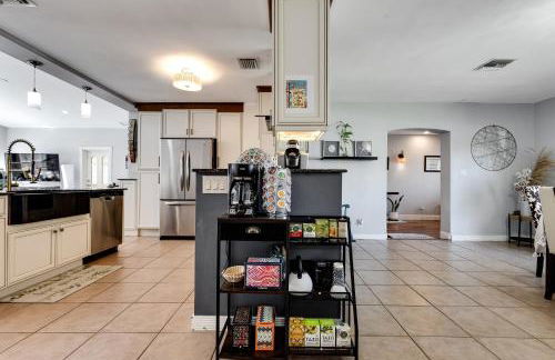 South Florida Spacious Oasis 4BR Retreat with 2 King Beds, Amazing Pool, near Beaches - Photo 34