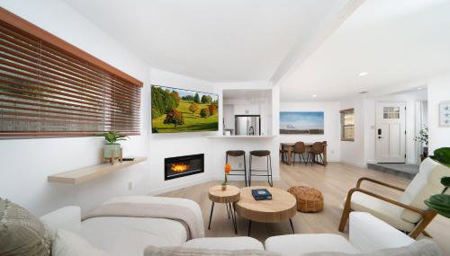 Downtown Beach Home, 5 min to Beach! Backyard, BBQ - Foto 1, locker