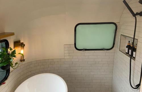 Airstream w Bathtub, River, & Hot Tub - Foto 31