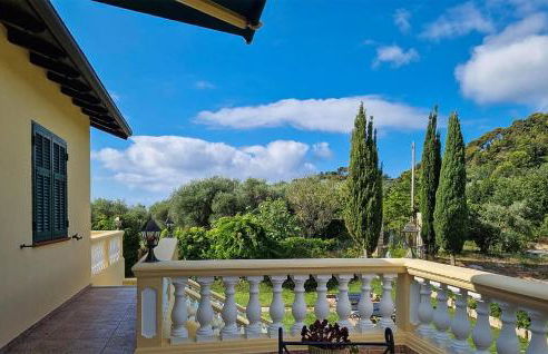 Gorgeous Apartment In Camporosso - Photo 10