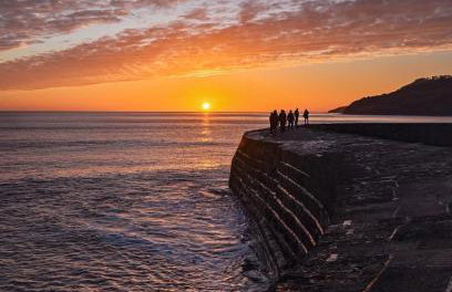 Amazing Large House, Lovely Newly Fitted Kitchen, Sleeps 8 , Nice Views and Garden, Plus a Beach Hut that is Located on Lyme Regis Beach - Photo 18