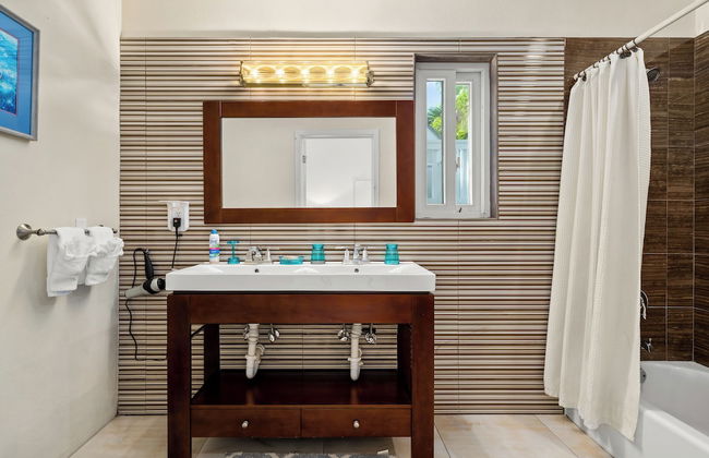 Modern, Stunning & Bright Central Beach Villa - Photo 18