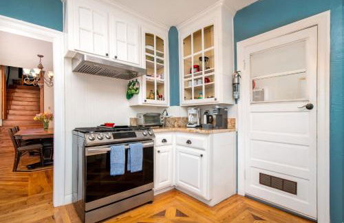 The Golden Parlor- Historic Victorian, Hot Tub - Foto 7