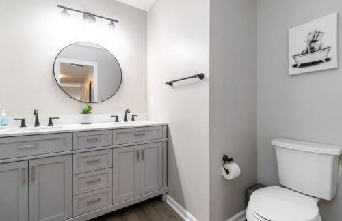 5-Bed Gem Close to Duluth Fun Sleeps 16 - Foto 26