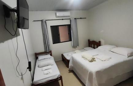 Casa tem 2 quartos com ar condicionado, garagem, aumenta geralmente é mais 50 por cento o valor - Foto 2