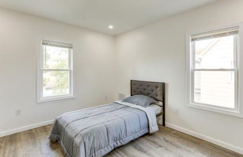 Walk to River, Parks and Dining Family Home with Yard - Foto 13