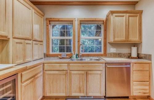 Lazy Bear Lodge · Spacious 6BR Lodge with Chef's Kitchen, Hot Tub, Golf Views and more - Foto 17