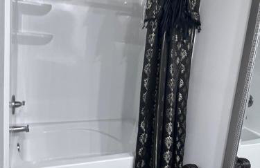 Exquisite 5 Bedroom Near Airport - Foto 18