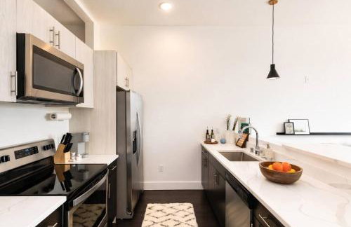 Modern 1BR Apt with Rooftop, Gym, and Parking - Foto 10