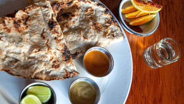 El mezcal y la tlayuda