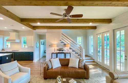 Luxe Lakefront Getaway with Porch and Water View! - Foto 8