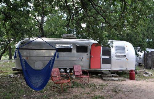Luxury Airstream Campsite Nestled Beneath Oak Trees Outside of Austin, Texas - Foto 29