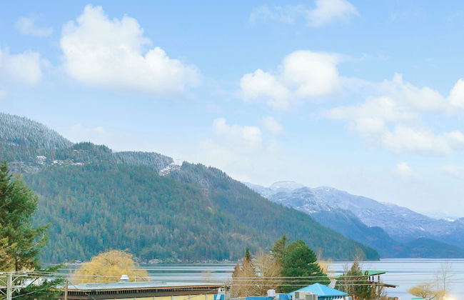 3BR Lakeside Penthouse Retreat - Photo 62