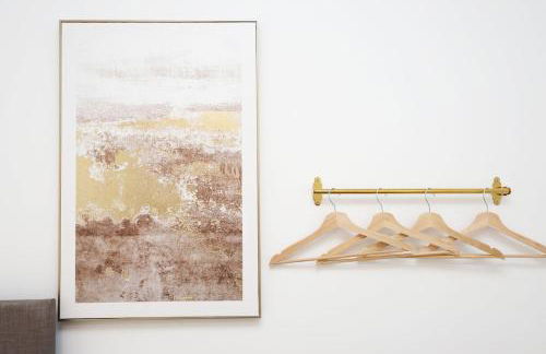 Modern 3 Bed - M4 ACCESS - Wi-Fi - Photo 48