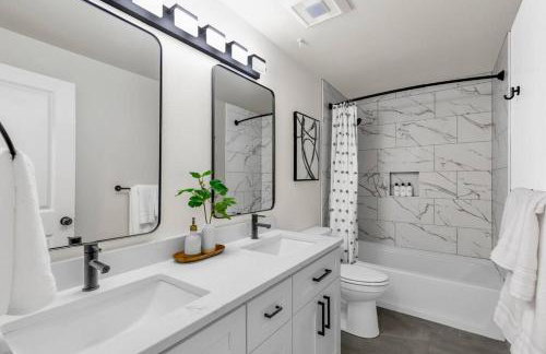Tastefully Remodeled 4 Bedroom Home with Rainier View - Foto 10