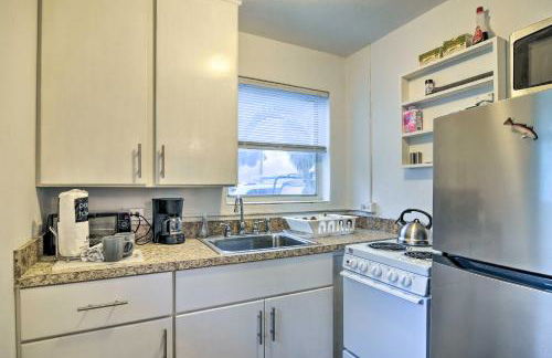 Sun-Soaked Coastal Hideaway - Steps to Beach! - Foto 8