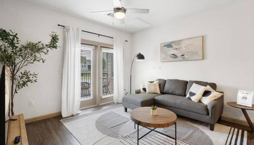 Luxe 2B/2B Getaway - Pool, Gym, Garage, Pet Wash - Photo 1