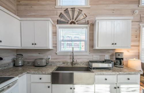 Cozy 1BR Tiny Home with Pool Access and Free Tix - Foto 10