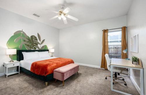 Your UF Getaway: 1 Block from Campus - 4 BD Haven - Foto 24