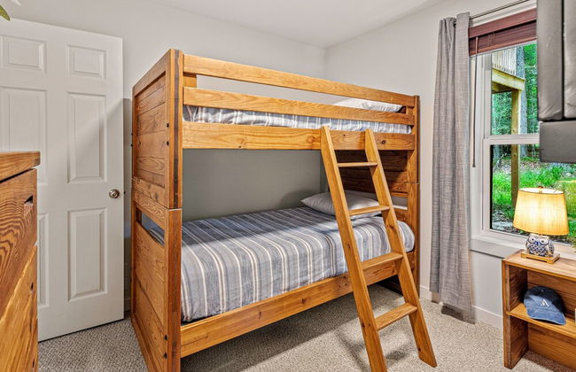 Happy Trails Chalet by Avantstay Sauna Deck Private Community Beach Access - Photo 43