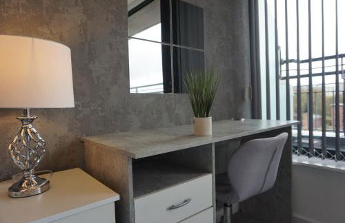 Penthouse - Amazing City Skyline Views - Free Parking - Balcony - Utilita Arena - New St Station - Bullring Shopping - Foto 33