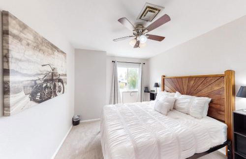 Retro home with enclosed yard, covered patio, grill, firepit, AC, & washer, dryer - Foto 16