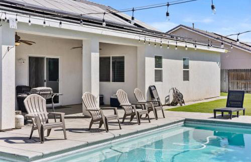 Spacious Home with Private Pool - Photo 7