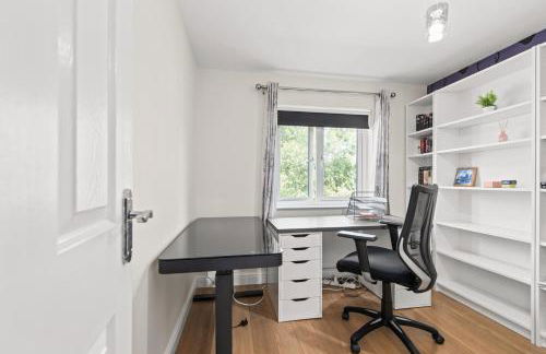 Polmont Haven: Spacious 4- Bedroom Retreat - Foto 28