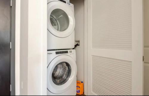 Hollywood Penthouse with Balcony & Pool View - Photo 38