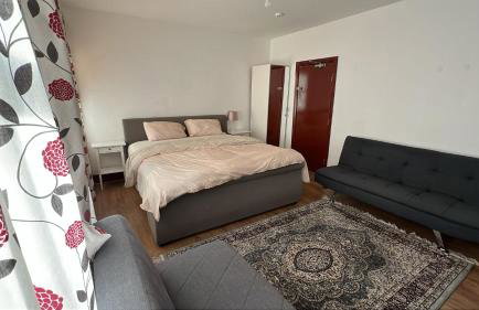 LARGE SELF CATERING HOUSE WITH WiFi CLOSE TO TRANSPORTS - Photo 3