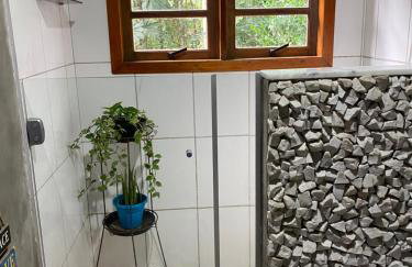 Casa de campo com muito verde e paz, 2 quartos, Wi-Fi, churrasqueira, deck, trilha - Foto 12