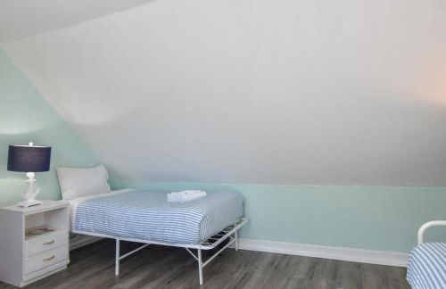 Antique Dennis getaway with firepit & EV charger Dog friendly - Foto 26