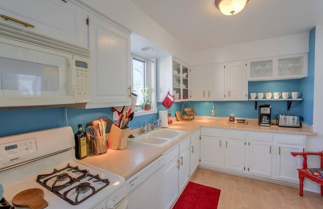 Pet Friendly 1900 Classic 3 Bedroom Value - Photo 17