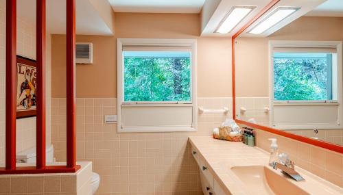 All the Waters Retro Home on Lake Michigan- Your Own PRIVATE BEACH - Foto 2