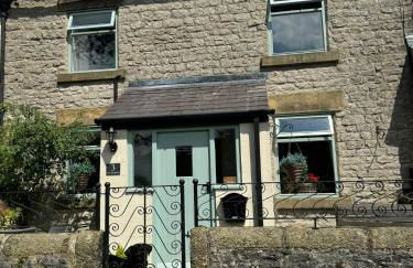 The Beautiful Bobbin - Premium Cottage with views, local walks, wood burner & pubs - Photo 35