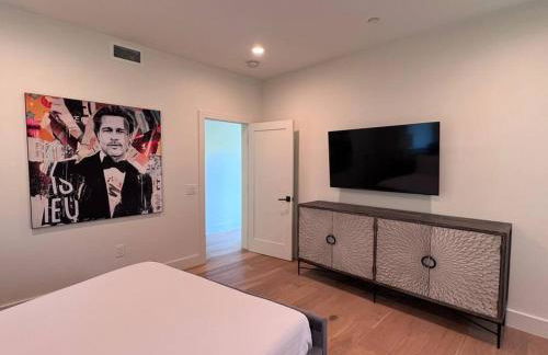 The Arts House - Private and Gated Home in Silver Lake with Pool & Views - Photo 26