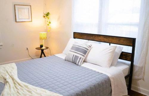 Summer House - 1Br-1Ba - Second Floor Apt - Five Minute Walk To City Gates - Foto 1