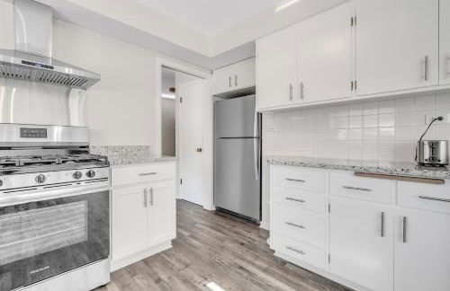 Spacious 2 bedroom home in Niles, Illinois with office, full kitchen and 2 baths - Foto 18