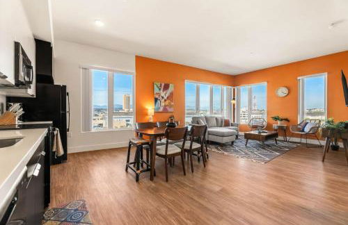 Stylish 2BD Haven with Scenic DTLA Views and Parking - Foto 40