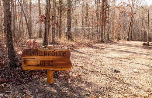 River Cabin - Fire Pit, Kayaks, Games, Dog Park - Foto 6